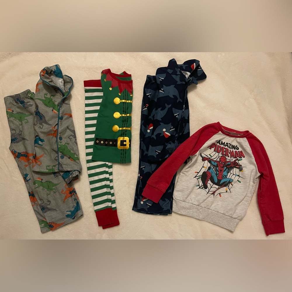 ❤️💚Boys Size 5 Christmas Lot